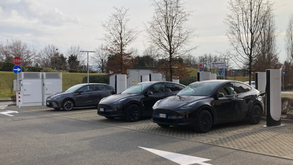 La prima volta al Supercharger Tesla con la MG4