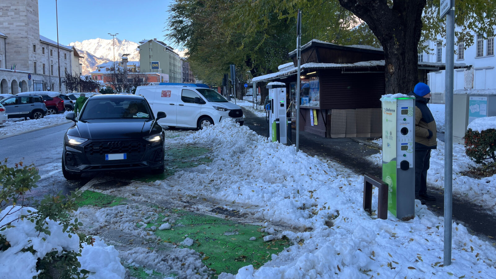 La neve negli stalli di ricarica in piazza della Repubblica ad Aosta, con tanto di termico abusivo comodamente parcheggiato di traverso