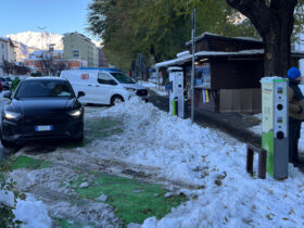 La neve negli stalli di ricarica in piazza della Repubblica ad Aosta, con tanto di termico abusivo comodamente parcheggiato di traverso