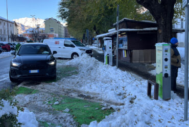 La neve negli stalli di ricarica in piazza della Repubblica ad Aosta, con tanto di termico abusivo comodamente parcheggiato di traverso