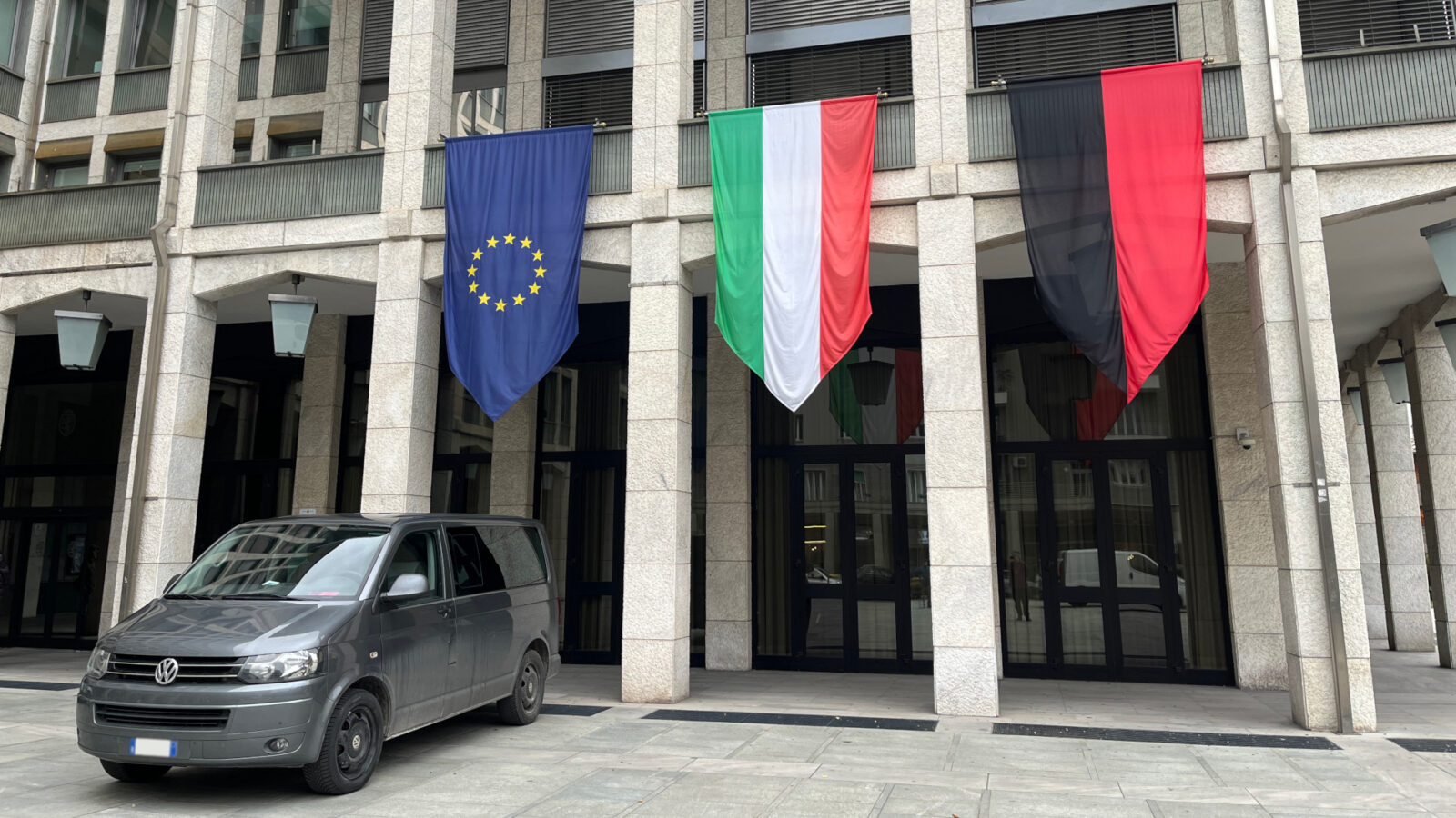 L'esterno di Palazzo regionale ad Aosta durante la riunione del Consiglio Valle