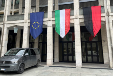 L'esterno di Palazzo regionale ad Aosta durante la riunione del Consiglio Valle