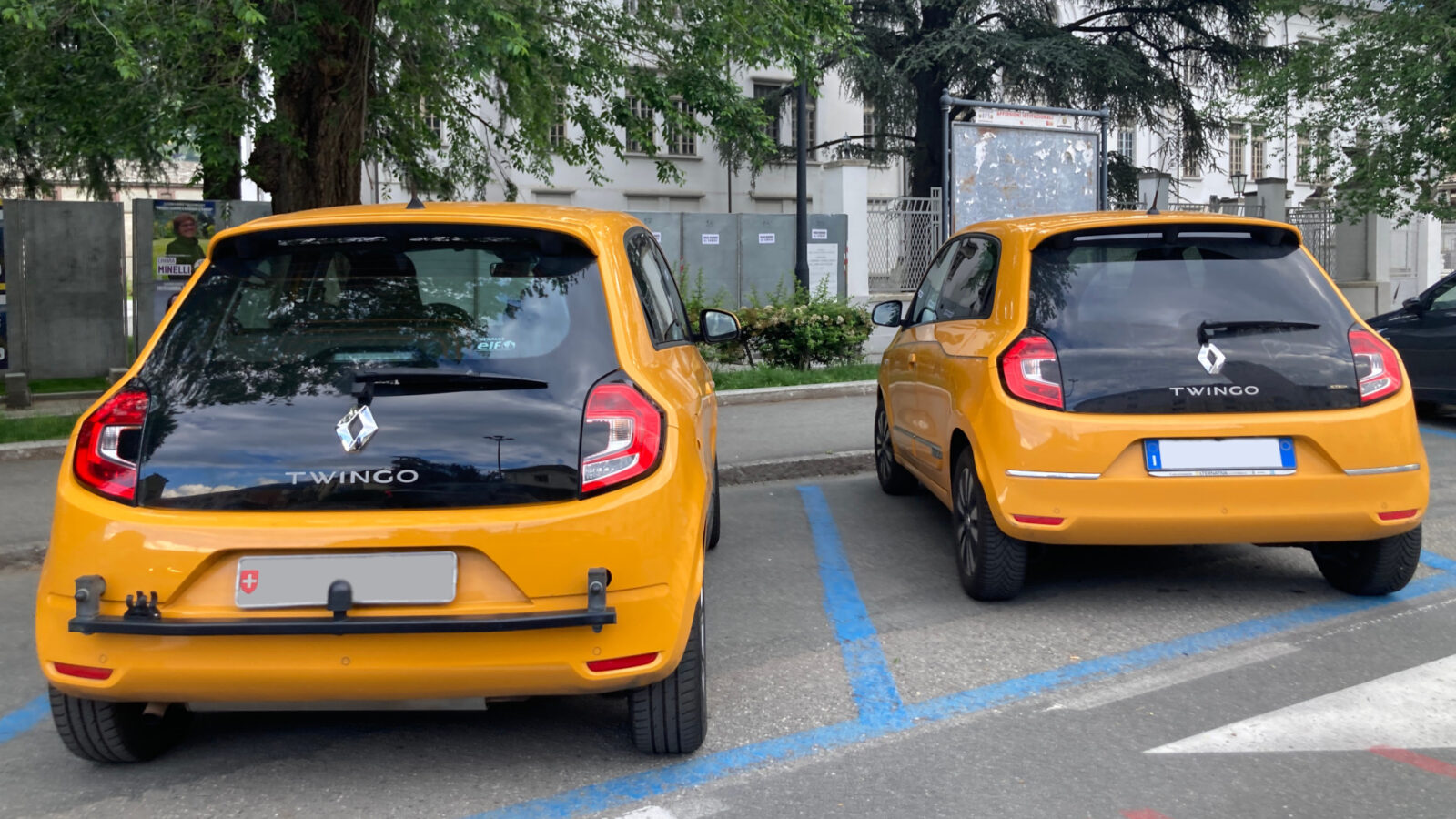 Una Renault Twingo termica ed una elettrica in piazza della Repubblica ad Aosta