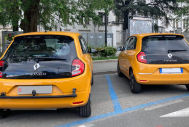 Una Renault Twingo termica ed una elettrica in piazza della Repubblica ad Aosta