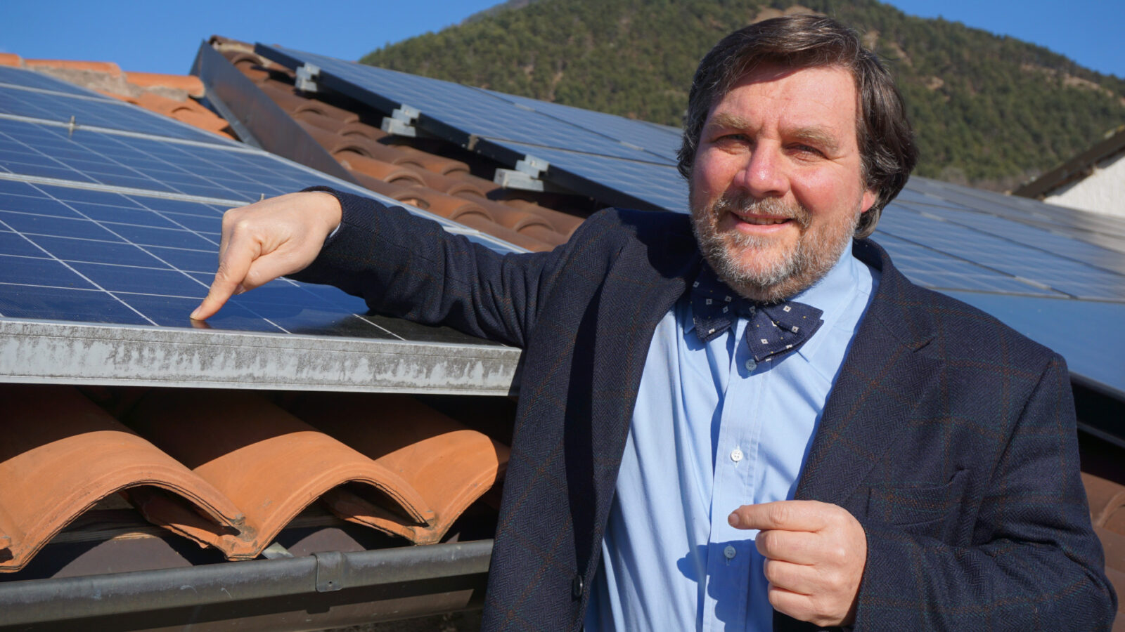 Luca Mercalli con i pannelli solari sul suo tetto di casa