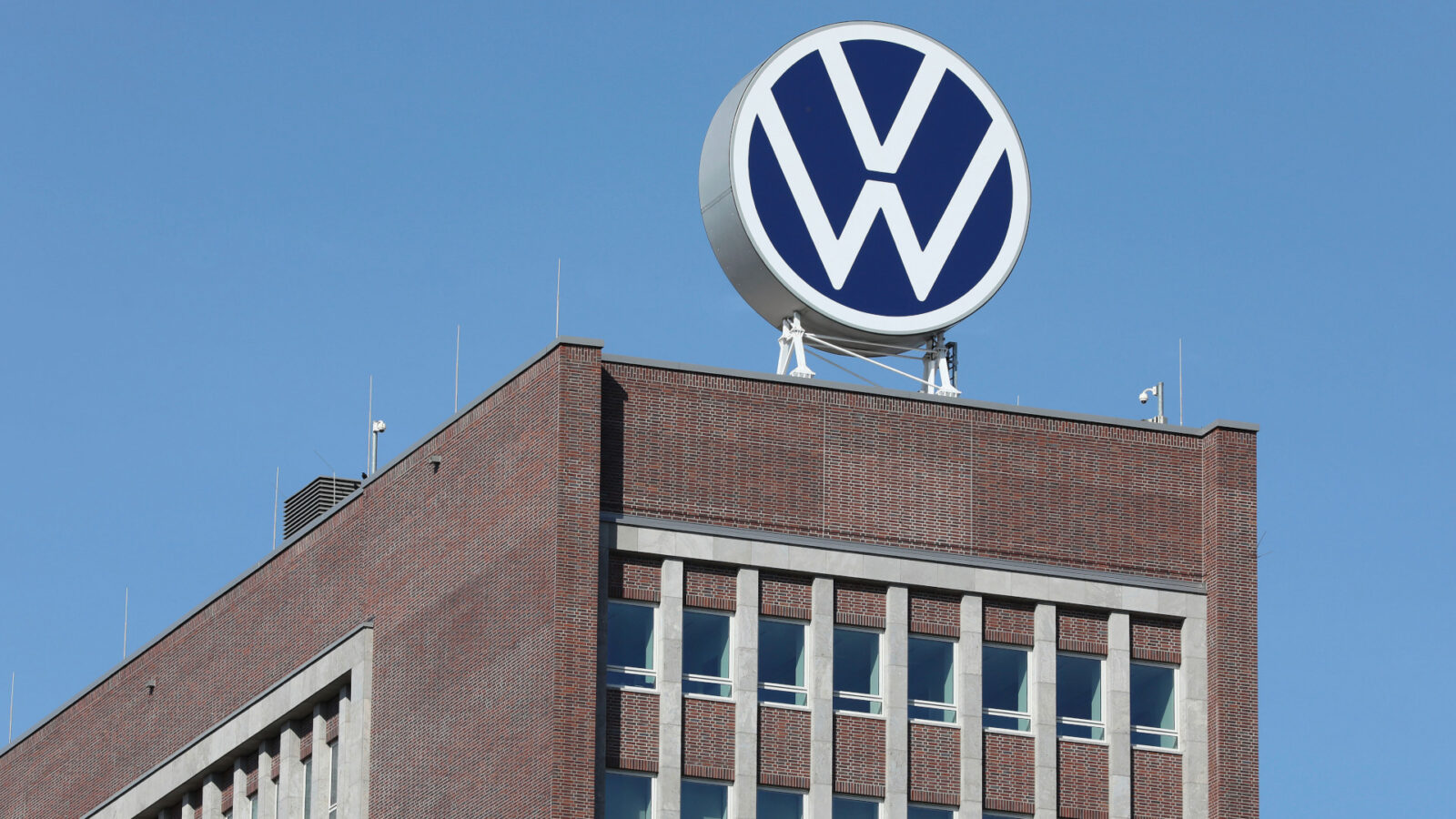 L'insegna Volkswagen sulla torre amministrativa dello stabilimento di Wolfsburg