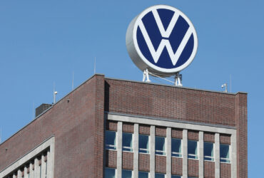 L'insegna Volkswagen sulla torre amministrativa dello stabilimento di Wolfsburg