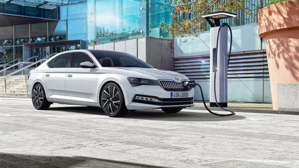 La Škoda Superb iV plug-in del 2019