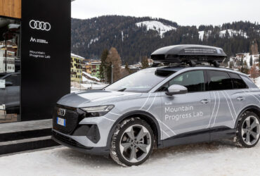 L'Audi Q4 etron davanti lo smart hub a Madonna di Campiglio