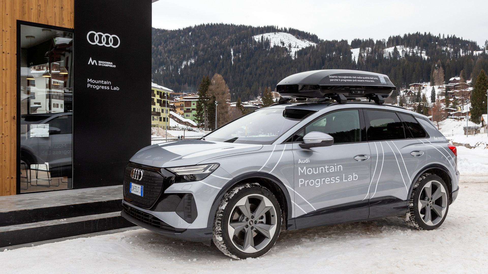 L'Audi Q4 etron davanti lo smart hub a Madonna di Campiglio