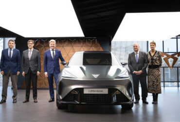 I firmatari della dichiarazione Casa Seat per la promozione della mobilità elettrica in Spagna con la Cupra Raval