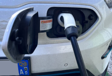 Una Kia e-Niro valdostana in carica