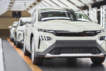 Il nuovo Škoda Elroq alla fine della linea di produzione nello stabilmento di Mladá Boleslav