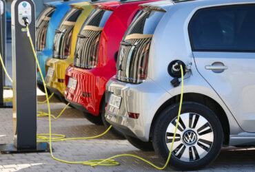 Una serie di Volkswagen e-up! in ricarica