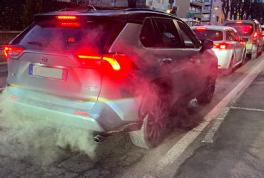Una Toyota ibrida in coda ad Aosta
