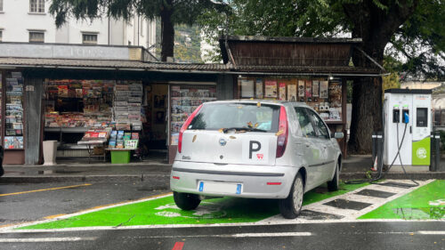 Una Fiat Punto di un principiante alla guida parcheggiata abusivamente alla colonnina HPC in piazza della Repubblica ad Aosta