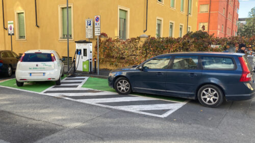 La stazione di ricarica di via Piave, ad Aosta, resa inutilizzabile da due auto termiche parcheggiate abusivamente