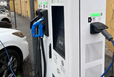Una finta ricarica lenta alla colonnina HPC di via Piave, ad Aosta