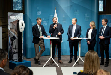 Il presidente della Provincia autonoma di Bolzano, Arno Kompatscher, mentre spiega la strategia per la mobilità elettrica (foto USP/Fabio Brucculeri)