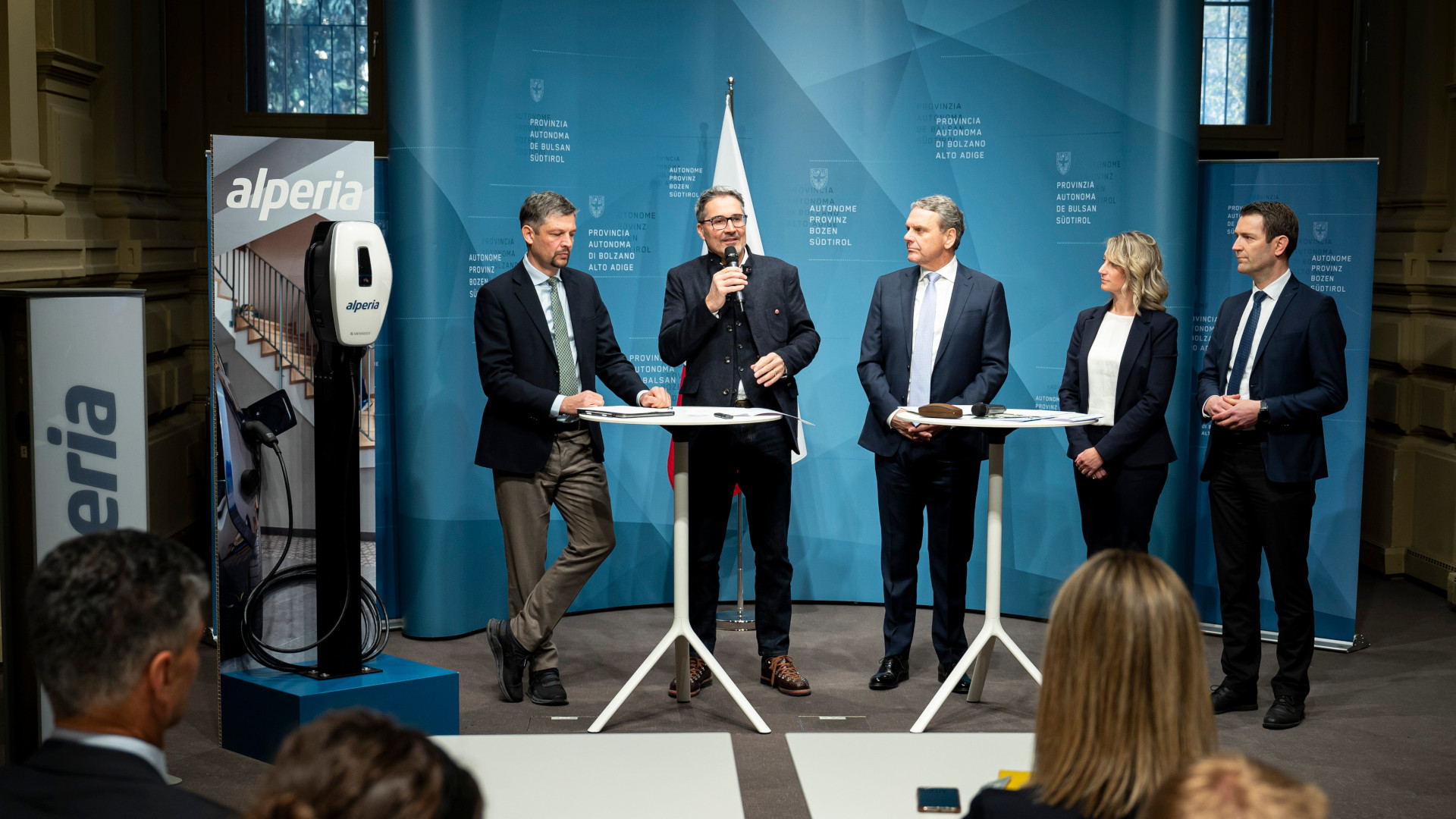 Il presidente della Provincia autonoma di Bolzano, Arno Kompatscher, mentre spiega la strategia per la mobilità elettrica (foto USP/Fabio Brucculeri)