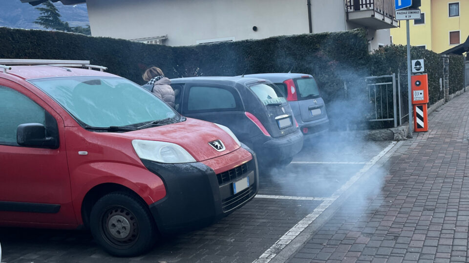 Una Lancia Y lasciata accesa in un parcheggio