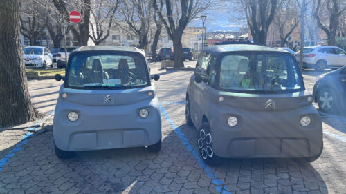 Due Citroën Ami parcheggiate davanti ad una scuola aostana
