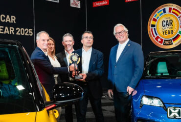 La consegna del premio Car of the Year 2025 alla Renault per la R5 e-tech electric