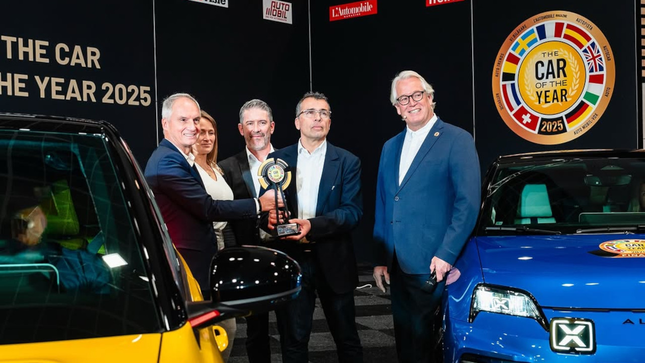 La consegna del premio Car of the Year 2025 alla Renault per la R5 e-tech electric