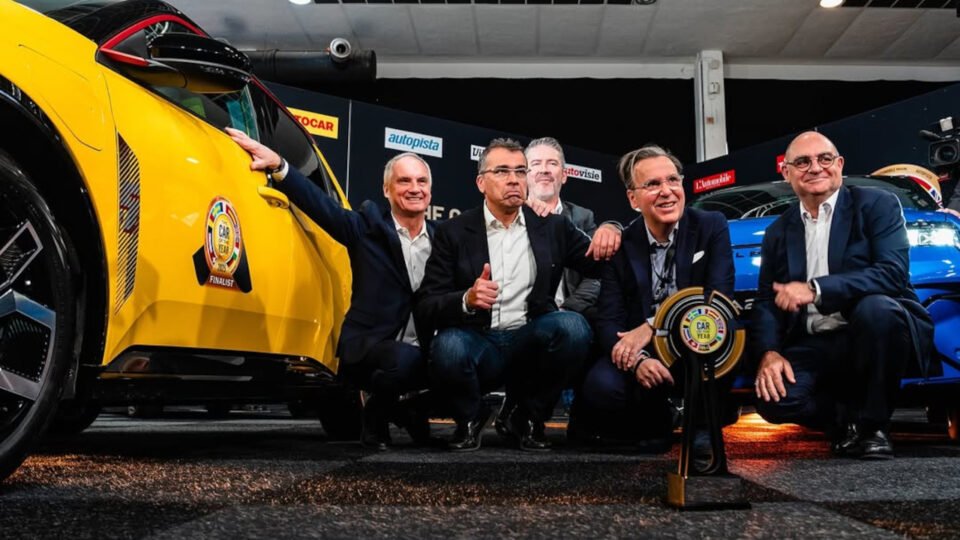 Lo staff Renault con il trofeo di Car of the Year 2025