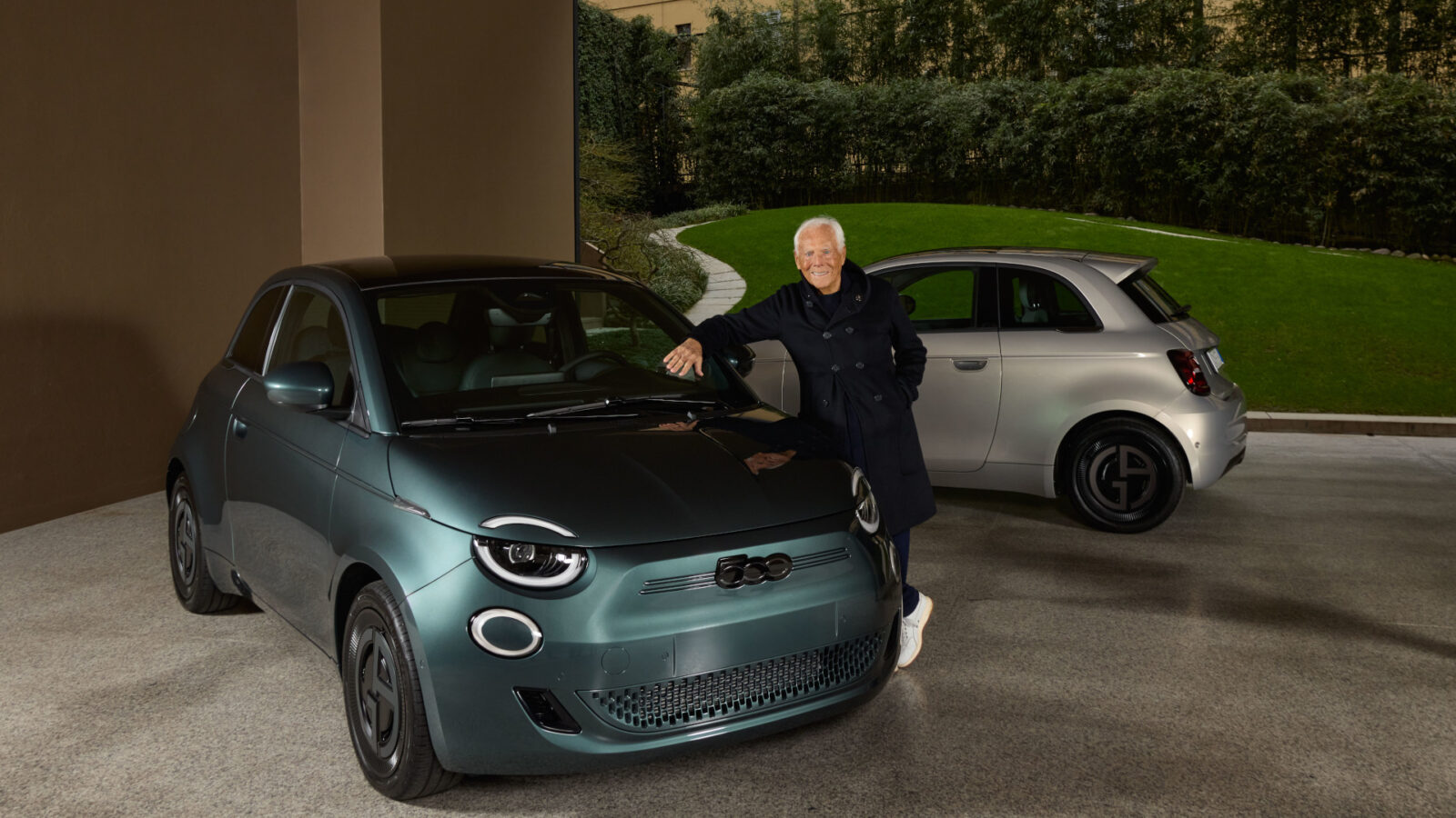 Giorgio Armani con le Fiat 500e collector's edition