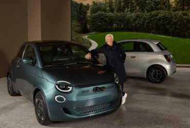 Giorgio Armani con le Fiat 500e collector's edition