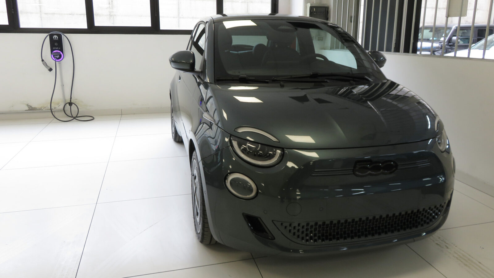 La Fiat 500e Giorgio Armani verde scura ordinata da Chiara Facchetti nel garage della 'Autoalpina' di Charvensod