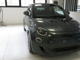 La Fiat 500e Giorgio Armani verde scura ordinata da Chiara Facchetti nel garage della 'Autoalpina' di Charvensod