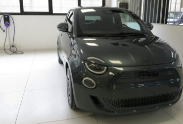 La Fiat 500e Giorgio Armani verde scura ordinata da Chiara Facchetti nel garage della 'Autoalpina' di Charvensod