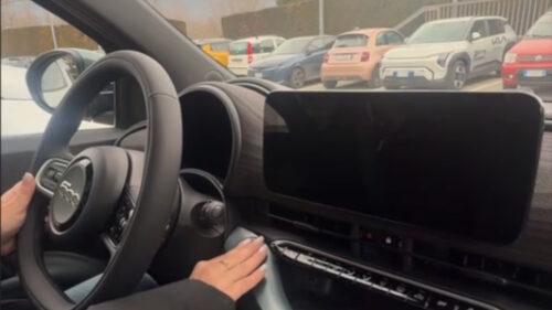 Chiara Facchetti mentre ritira la Fiat 500e Giorgio Armani