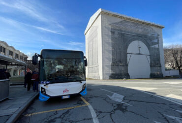 L'Iveco E-Way in piazza Arco d'Augusto ad Aosta (photo courtesy bobine.tv)