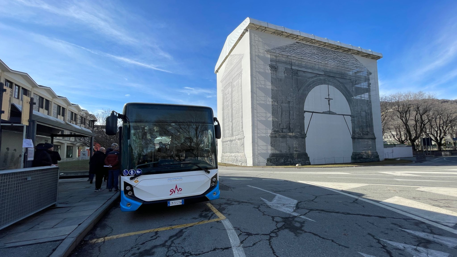 L'Iveco E-Way in piazza Arco d'Augusto ad Aosta (photo courtesy bobine.tv)