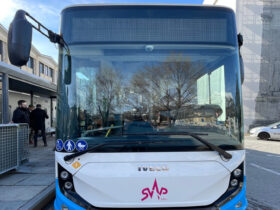 L'Iveco E-Way in piazza Arco d'Augusto ad Aosta (photo courtesy bobine.tv)