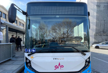 L'Iveco E-Way in piazza Arco d'Augusto ad Aosta (photo courtesy bobine.tv)