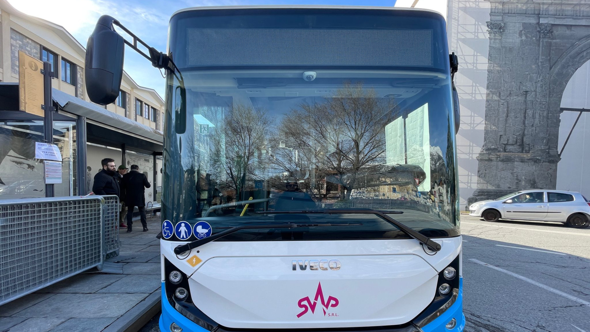 L'Iveco E-Way in piazza Arco d'Augusto ad Aosta (photo courtesy bobine.tv)