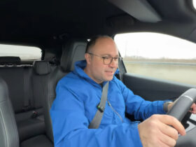 Paolo Mariano durante il test a bordo della Peugeot e-2008