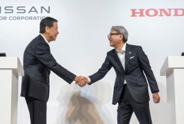 La stretta di mano tra Makoto Uchida, presidente e Ceo di Nissan e Toshihiro Mibe, direttore di Honda
