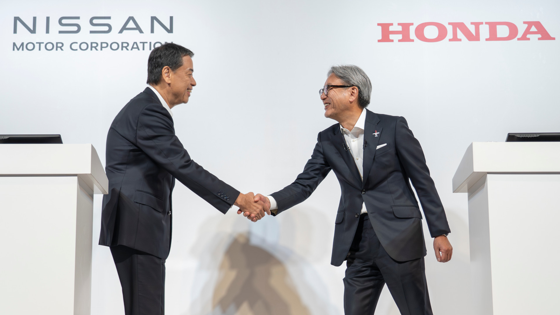 La stretta di mano tra Makoto Uchida, presidente e Ceo di Nissan e Toshihiro Mibe, direttore di Honda