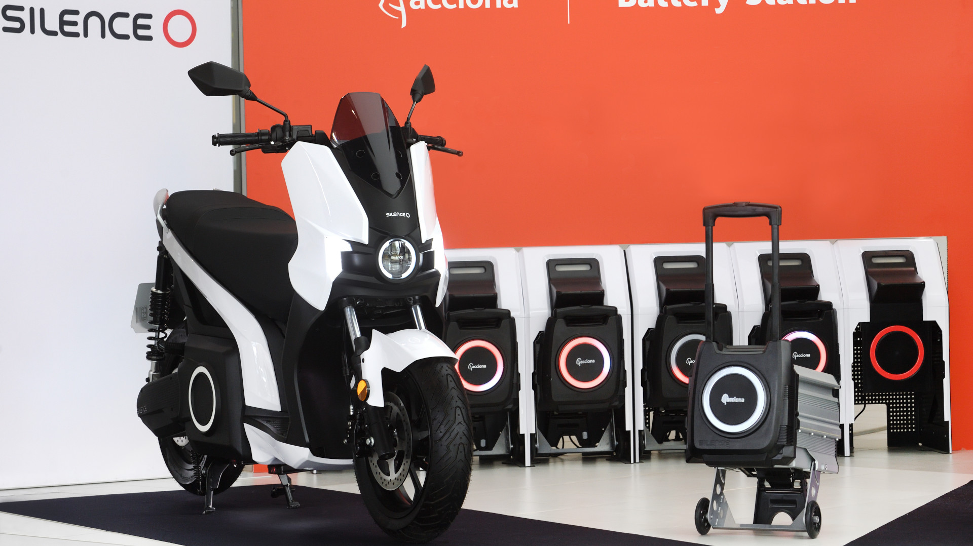 Lo scooter elettrico 'Silence' e la batteria intercambiabile