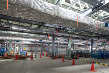 L'allestimento della linea di produzione pilota di batterie allo stato solido presso lo stabilimento Nissan di Yokohama