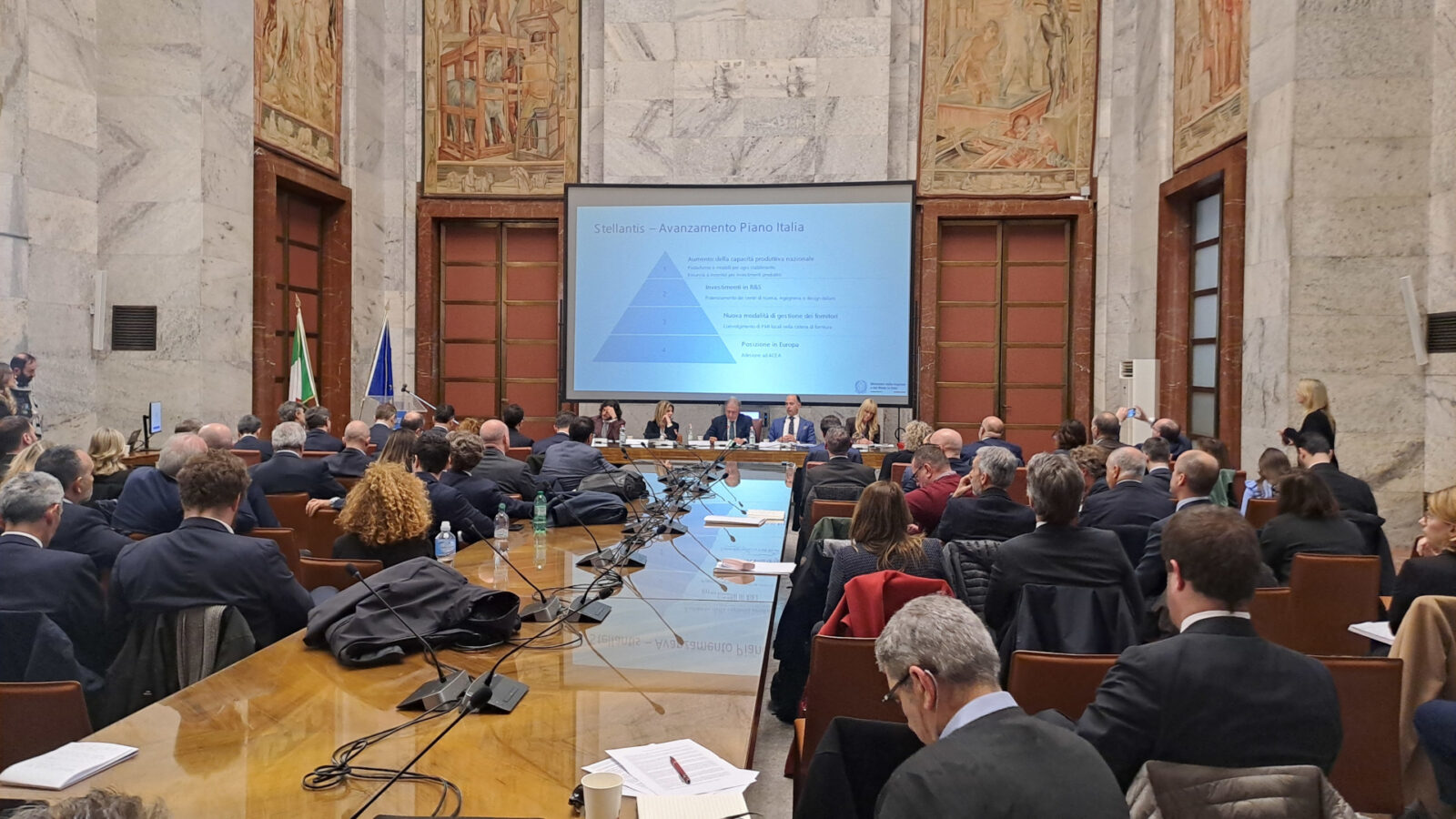 Un momento della riunione del 14 marzo del tavolo automotive al Ministero delle imprese e del made in Italy