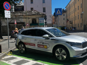 Una Škoda Enyaq svizzera in ricarica lenta in piazza della Repubblica ad Aosta