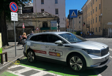 Una Škoda Enyaq svizzera in ricarica lenta in piazza della Repubblica ad Aosta