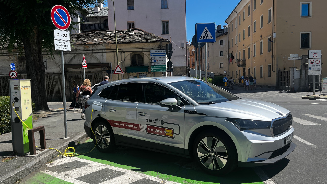 Una Škoda Enyaq svizzera in ricarica lenta in piazza della Repubblica ad Aosta