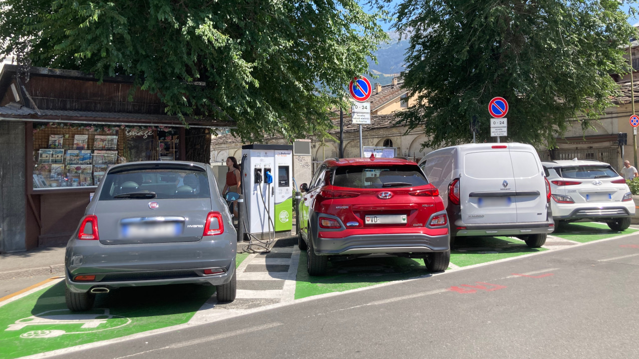 Gli stalli per la ricarica in piazza della Repubblica al completo (trovate l'abusivo)